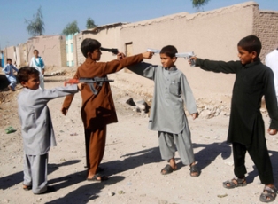 طالبان، کودکان فراه را به مدارس دینی پاکستان اعزام می کنند