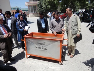 یک نهاد خیریه برای شهروندان شهر مزار زباله دانی توزیع کرد
