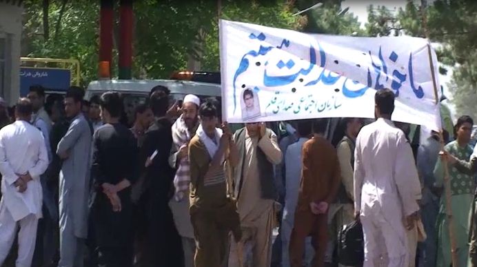 تظاهرات مردم هرات، در اعتراض به قتل دو جوان به دست محافظان رییس شورای علما