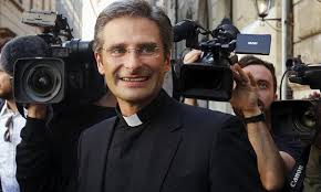کشیش ارشد کاتولیک فاش کرد که همجنسگرا است