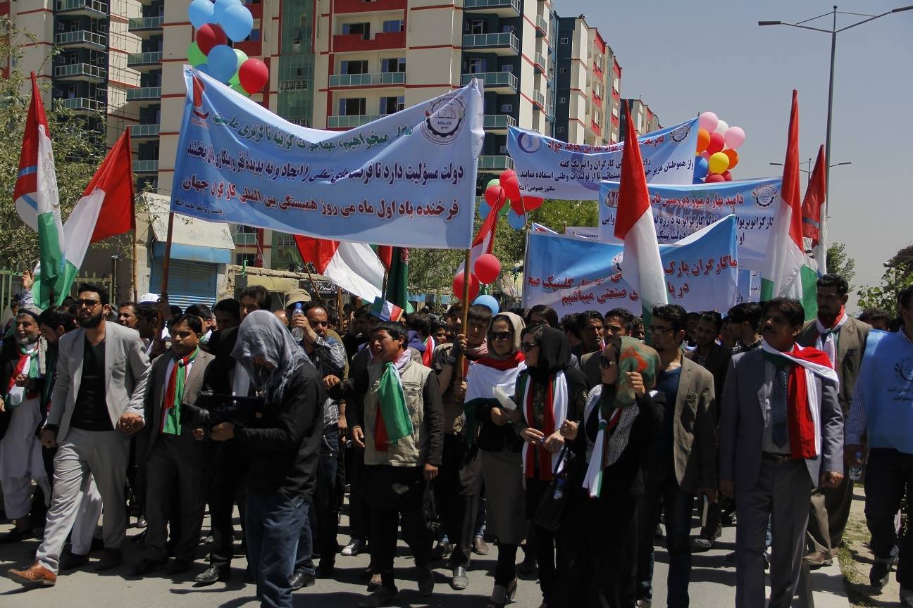شهروندان کابل، طی یک راهپیمایی از روز کارگر تجلیل کردند
