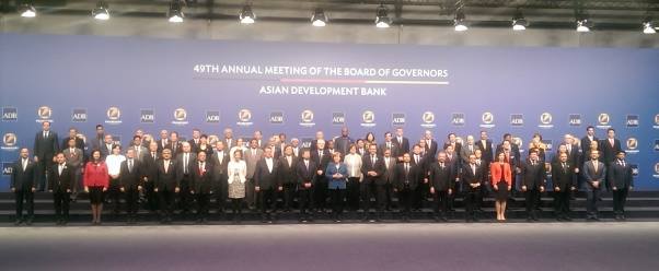 بانک انکشاف آسیایی ۸۷۸ میلیون دالر به افغانستان کمک می کند