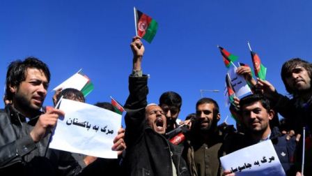 معلولان افغان در اعتراض به موشک‌پراکنی پاکستان به افغانستان راهپیمایی کردند