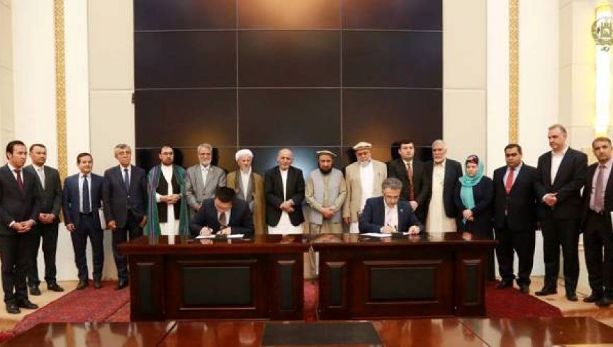 قرارداد ساخت سرک بغلان- بامیان امضا شد