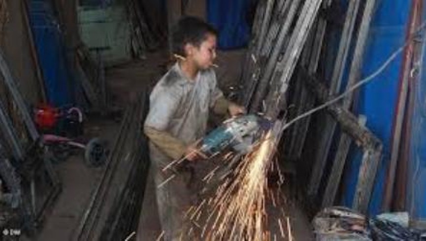 روزگار بد کودکان کارگر در بغلان؛ خانواده‌ای که از فقر کودکش را به کار مجبور کرده است