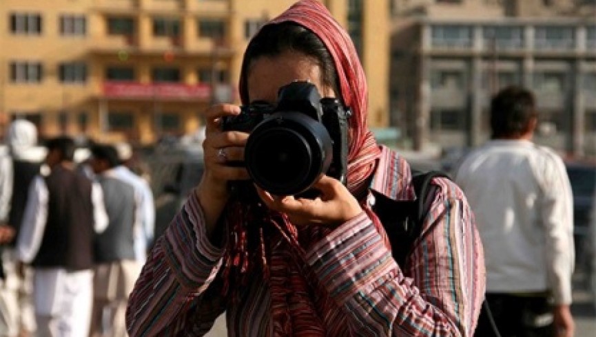 کاهش شمار خبرنگاران زن در افغانستان؛ جنگ و نا امنی عامل اصلی است