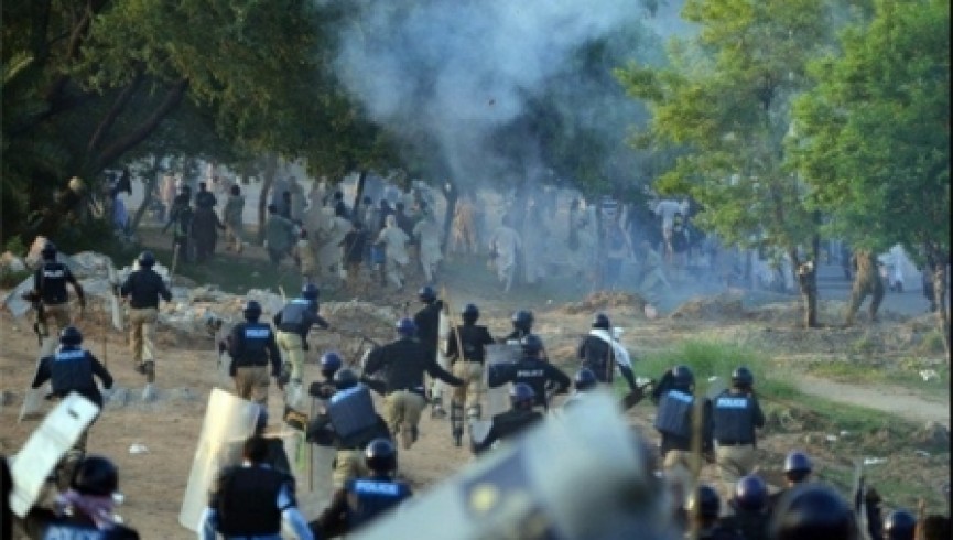 حمله نیروهای امنیتی پاکستان به معترضان مذهبی/ 300 معترض بازداشت شدند