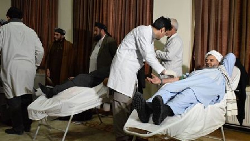 اعضای شورای علمای افغانستان به زخمی‌های نیروهای امنیتی خون اهدا کردند