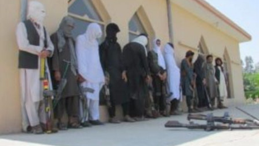 یک فرمانده داعش و 14 مخالف مسلح در ننگرهار به پروسه صلح پیوستند
