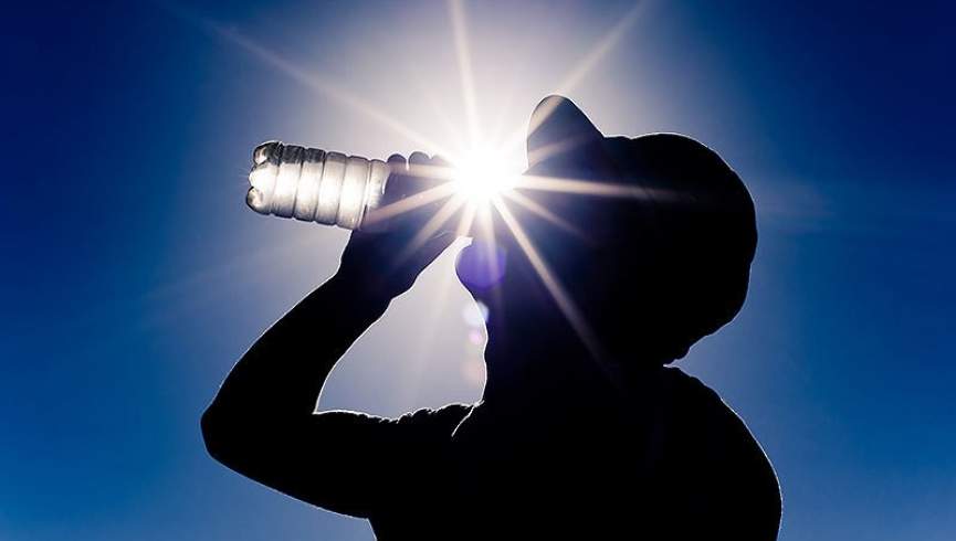 در روزهای گرم تابستان به میزان کافی آب بنوشید