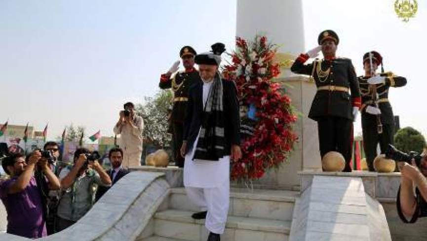 بزرگداشت از روز استقلال افغانستان؛ غنی پای منار آزادی اکلیل گل گذاشت