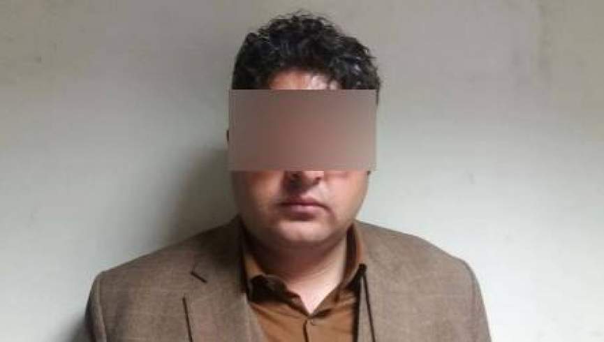 پولیس یک کارمند وزارت مالیه را هنگام رشوه‌ستانی بازداشت کرد