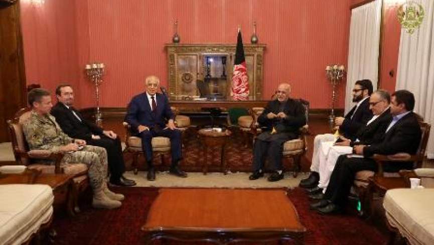 دیدار غنی و خلیل‌زاد، به گفتگوهای صلح به رهبری افغان‌ها تاکید شد