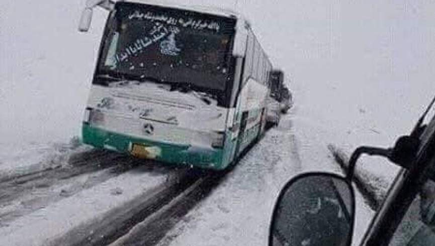 صدها مسافر در شاهرا کابل- قندهار گیر مانده‌اند/ عملیات نجات آغاز شده