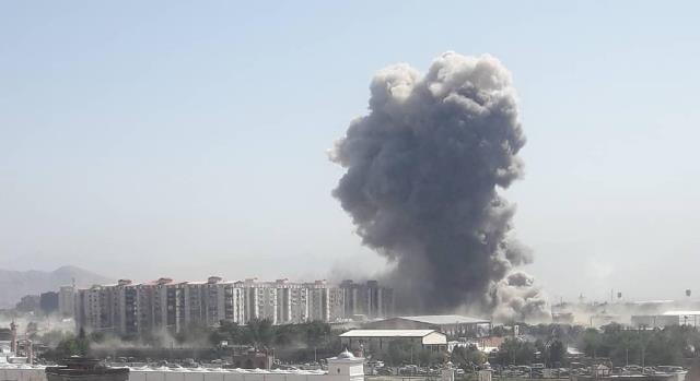 انفجار موتر بمب‌گذاری شده در شهر کابل؛ درگیری بین مهاجمان و نیروهای امنیتی ادامه دارد