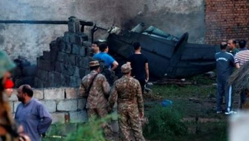 سقوط هواپیمای نظامی در پاکستان 17 کشته بر جای گذاشت