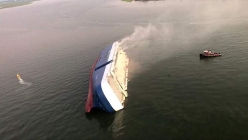 واژگون شدن کشتی حامل هزاران موتر در سواحل امریکا