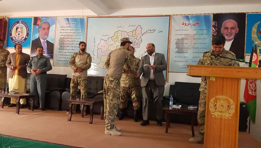 50 سرباز تحت محاصره طالبان در فراه مورد تقدیر قرار گرفتند