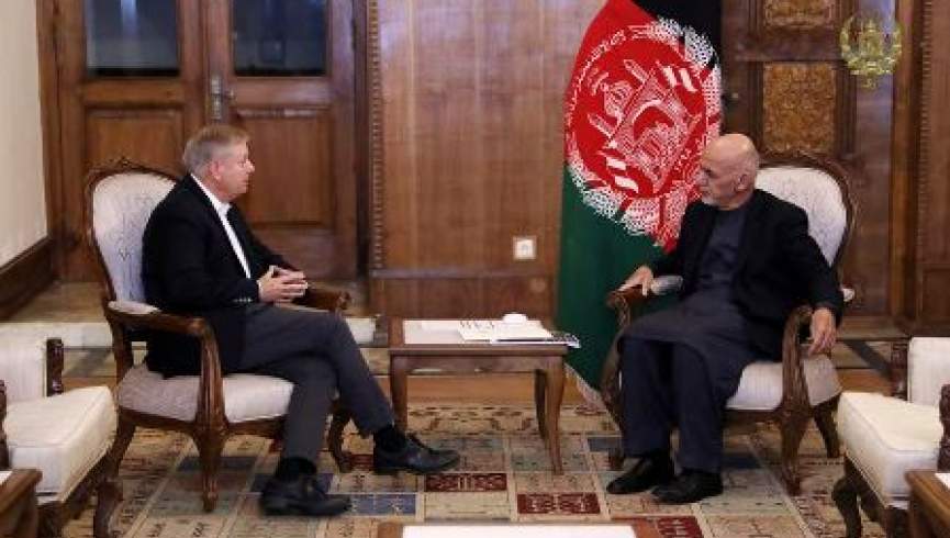 دیدار لیندسی گراهام با غنی؛ روند صلح بدون قربانی دستاوردهای افغانستان نتیجه دهد