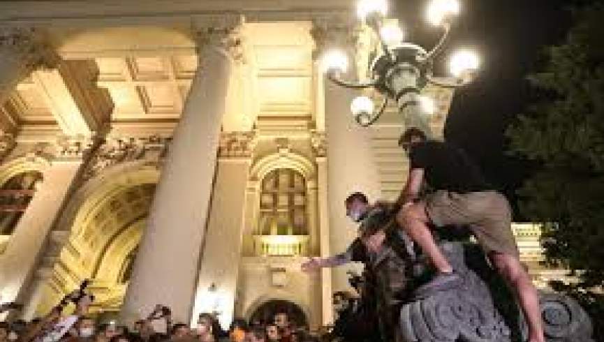 شورش در صربستان؛ مخالفان دولت به ساختمان مجلس حمله کردند