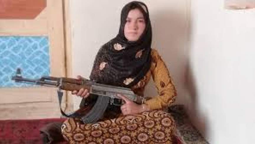 رئیس جمهور به زن شجاع غوری مدال شجاعت می‌دهد