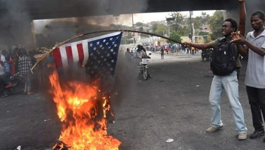 معترضان امریکایی بار دیگر بیرق ایالات متحده را آتش زدند