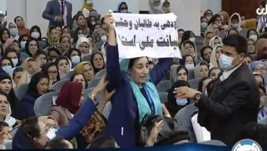 اعتراض یک عضو لویه جرگه هنگام سخنرانی رییس جمهور؛ به طالبان باج ندهید