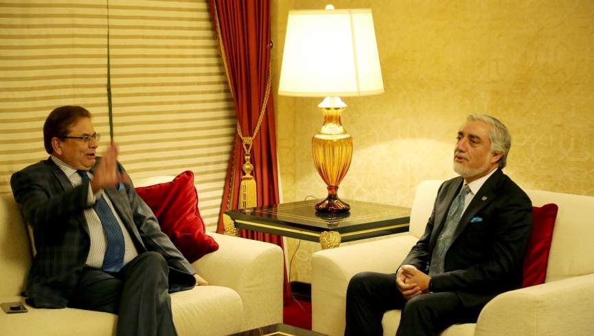 دیدار عبدالله با نماینده خاص پاکستان برای افغانستان در حاشیه نشست قطر