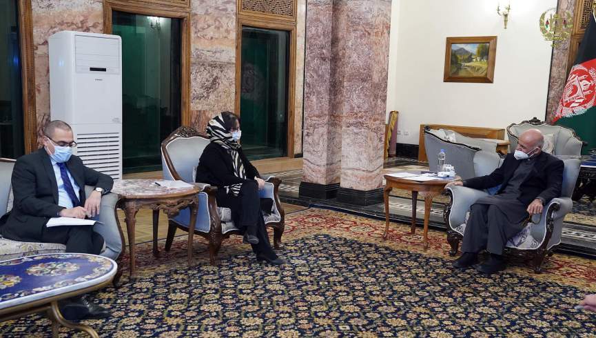غنی روی تطبیق تعهدات جینوا با نماینده ملل متحد برای افغانستان گفتگو کرد