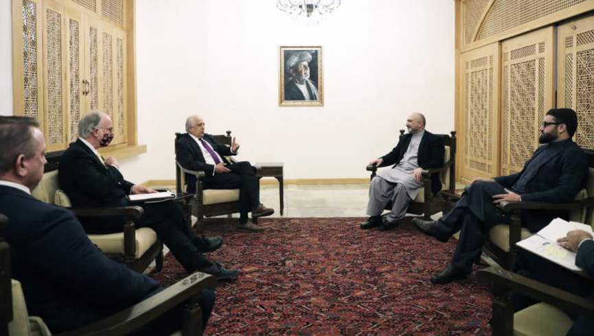 حنیف اتمر و زلمی خلیل‌زاد درباره صلح افغانستان گفتگو کردند