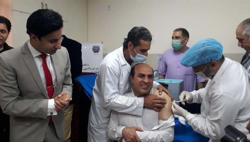 آغاز روند واکسیناسیون کرونا در هرات/پزشکان اولین دریافت کنندگان واکسین‌اند
