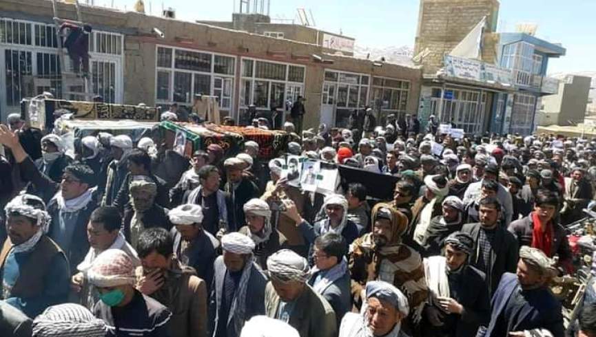 باشندگان غور طی راهپیمایی با حمل پیکرهای قربانیان مسیر کابل – غور از دولت خواهان تامین امنیت شدند