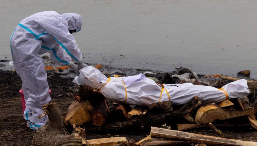 کشف صد ها جسد هندی دفن یا رها شده در اطراف رود گنگ