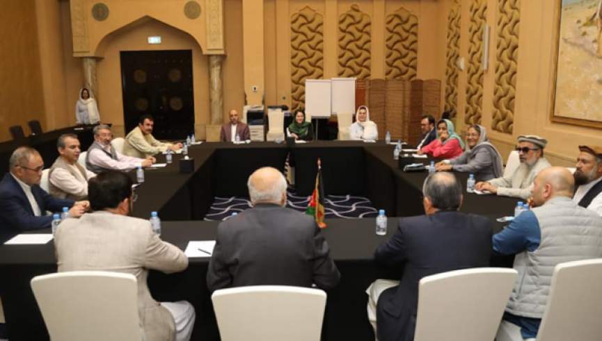 افغان مذاکراتي پلاوی خپل منځي غونډه کړې ده