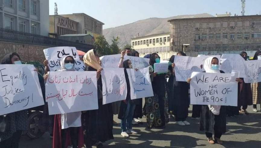 طالبان برای متفرق کردن زنان معترض در کابل از گاز اشک‌آور استفاده کردند