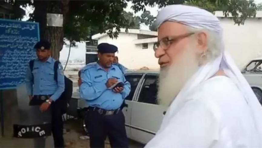 پولیس پاکستان علیه مولانا عبدالعزیز در دادگاه شکایت کرد