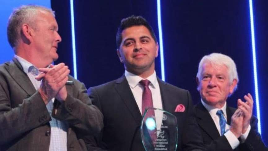 داکتر افغان جایزه سال بریتانیا را دریافت کرد