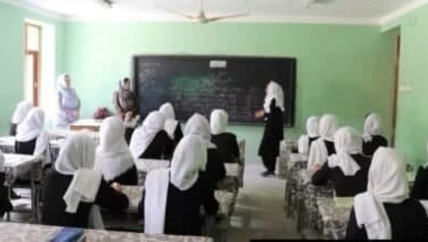 کرزی: امیدوارم معلمین زن برای رفاه و ترقی کشور تدریس کنند