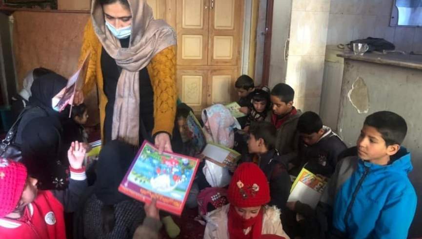 فعالان زن در کابل در اعتراض به محدودیت‌های طالبان به کودکان کتاب هدیه کردند