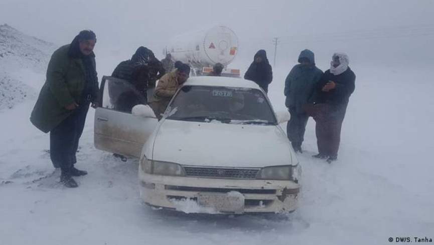 بر اثر برف بیست مسافر در راه هرات - بادغیس گیر ماندند