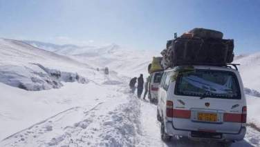 برف‌باری‌های سنگین؛ مردم از سفر به شاهراه‌های غور خودداری کنند