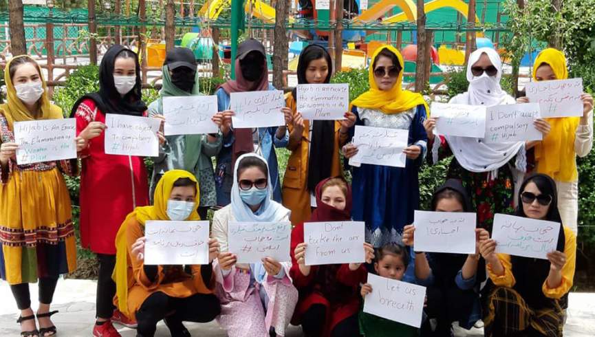 زنان کابلی به دستور حجاب اجباری طالبان اعتراض کردند