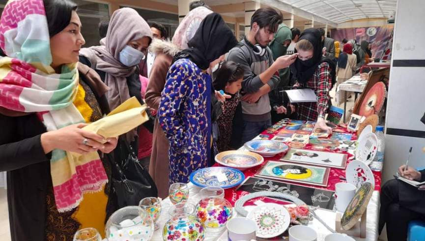 زنان در بلخ نمایشگاه کتاب و صنایع دستی برگزار کردند