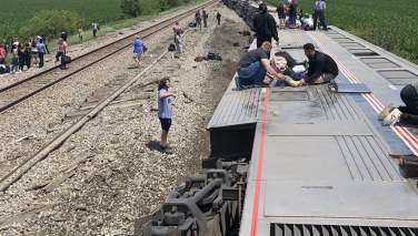 خروج قطار از ریل در امریکا ده ها کشته و زخمی برجای گذاشت