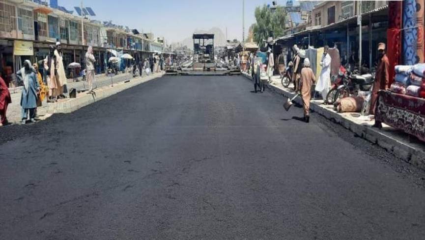 اسفالت سرک‌ها گام نخست شهرداری فراه برای زیبا سازی شهر