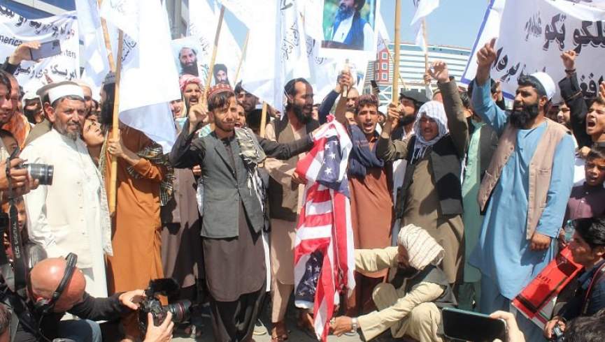 صرافان در واکنش به حمله هوایی امریکا پرچم آن کشور را آتش زدند