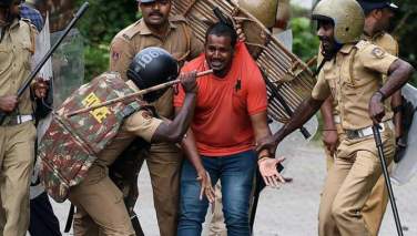 درگیری معترضان هندی و پولیس؛ بیش از 30 افسر پولیس زخمی شدند