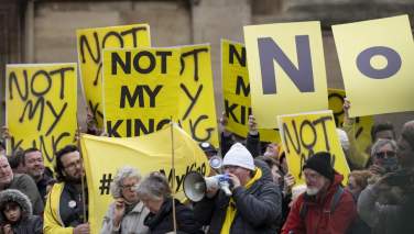 معترضان به سلطنت در انگلستان تظاهرات کردند