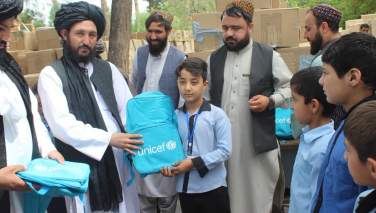 یونیسف به دانش آموزان مکاتب غور بسته‌های آموزشی توزیع کرد