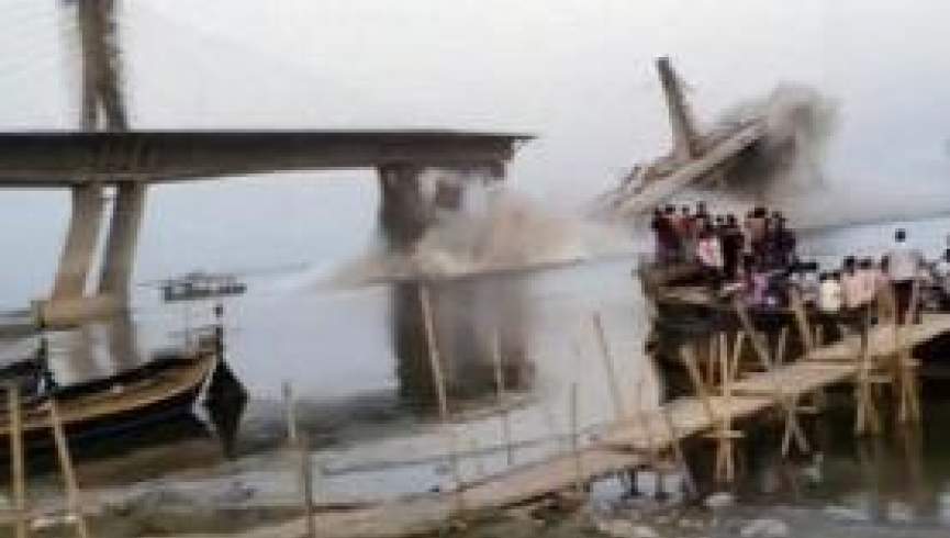 یک پل در حال احداث بر روی رودخانه گنگ در هند فرو ریخت